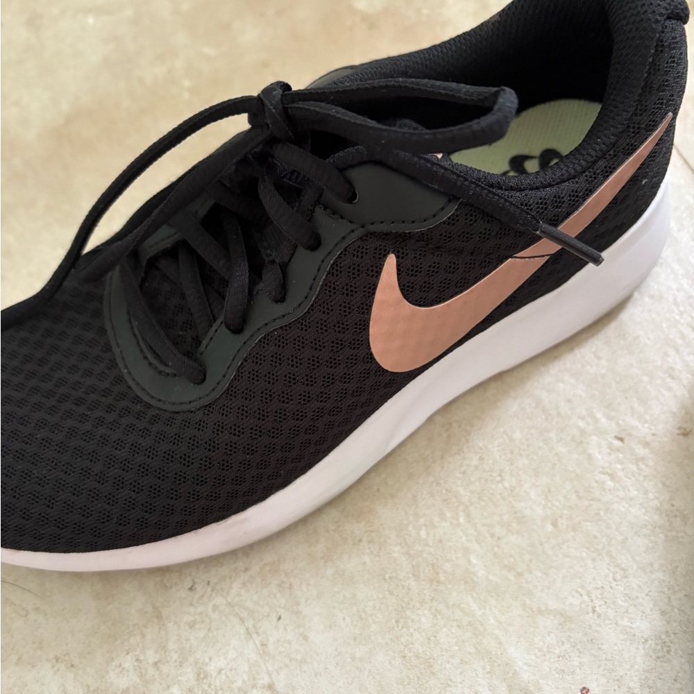 Nike Tanjun Running Sneakers Rose Gold Signature Swoosh EUC